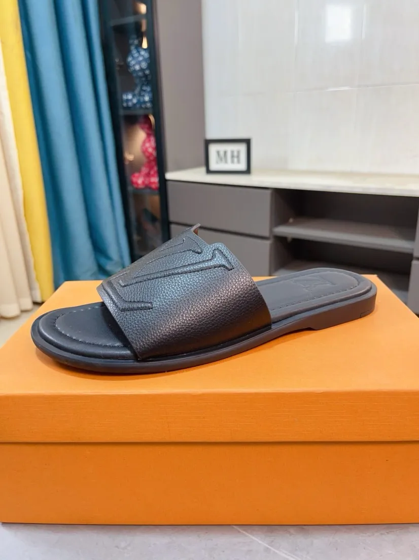 Men's shoes 💰300🌸🌸LV Ordinary men's spring and summer slippers, uppers imported from Italy, cowhide fabric, logo graphics, high-quality craftsmanship, soles: original soles specially provided by the original factory, exclusive movable molded soles super comfortable, original factory single goods, 🔍🔍high quality, you can enter and exit the counter at will, welcome to compare, size 38-45